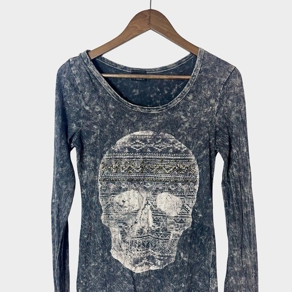 Daytrip Y2K Gray Acid Wash Skull Stud Graphic Long Sleeve Top Medium Grunge - Picture 3 of 10